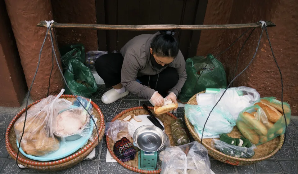 Bàn ăn tại Quán Cô Tư
